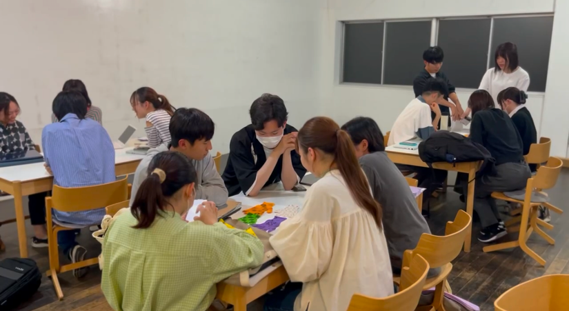 信州大学の繊維学部の学生が軍手ィのデザインを考案している様子