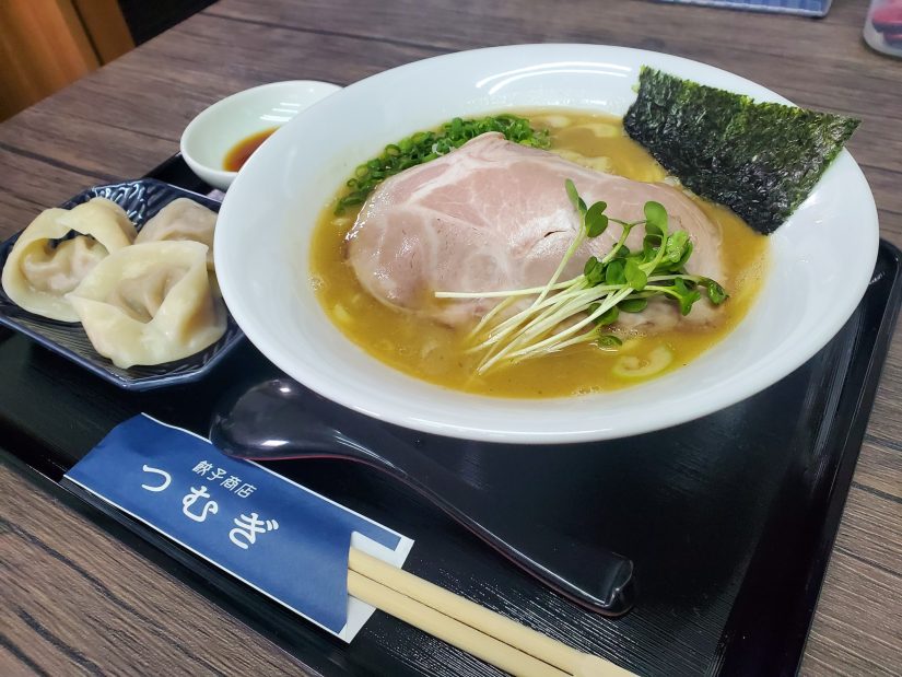 食べられるつむぎの「肉餃子てまり」と「鶏白湯ラーメン塩」のセット