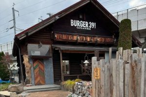 BURGER 39!の外観。 ログハウスのようなおしゃれな外観。